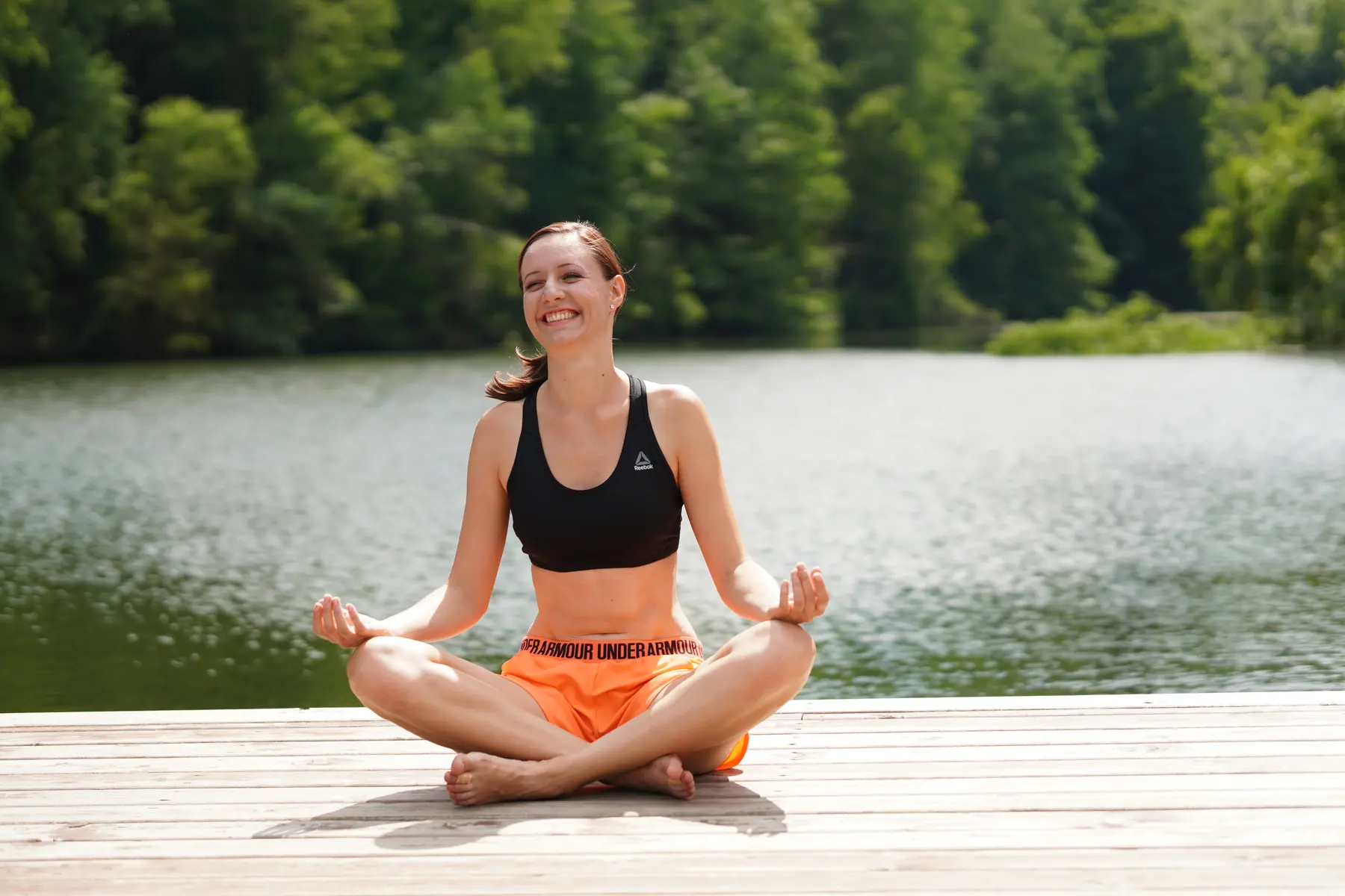 Anna Tempírová v meditačním sedu u vodní hladiny